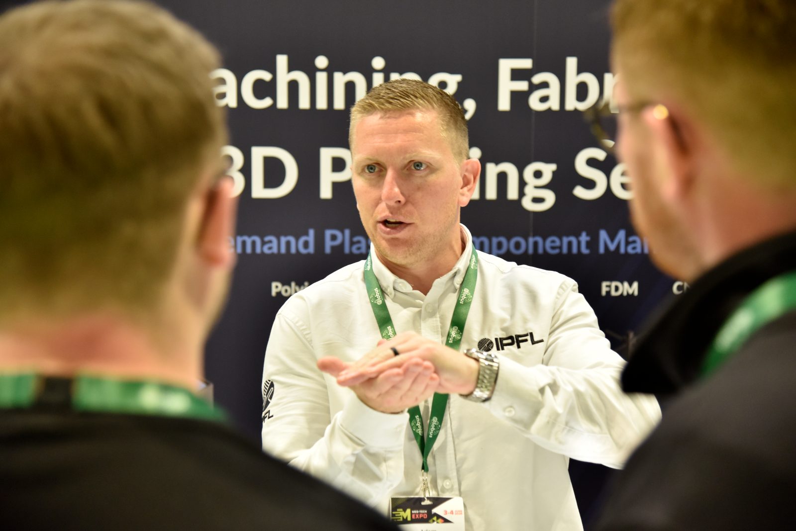 A close conversation between an exhibitor and visitors